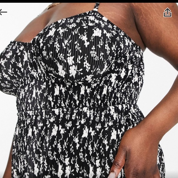 ASOS DESIGN Curve Plisse (Finely pleated) maxi black & white ditsy floral maxi - Picture 4 of 4